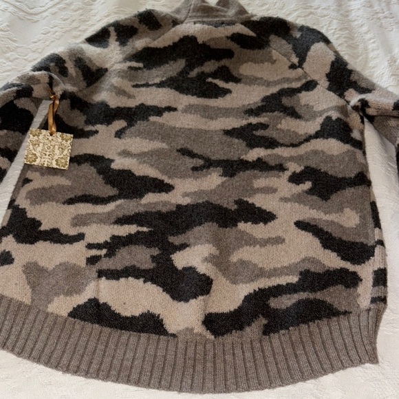 Beautiful BNWT Camouflage Patterned Women's Sweater By Christian Siriano - Picture 8 of 9